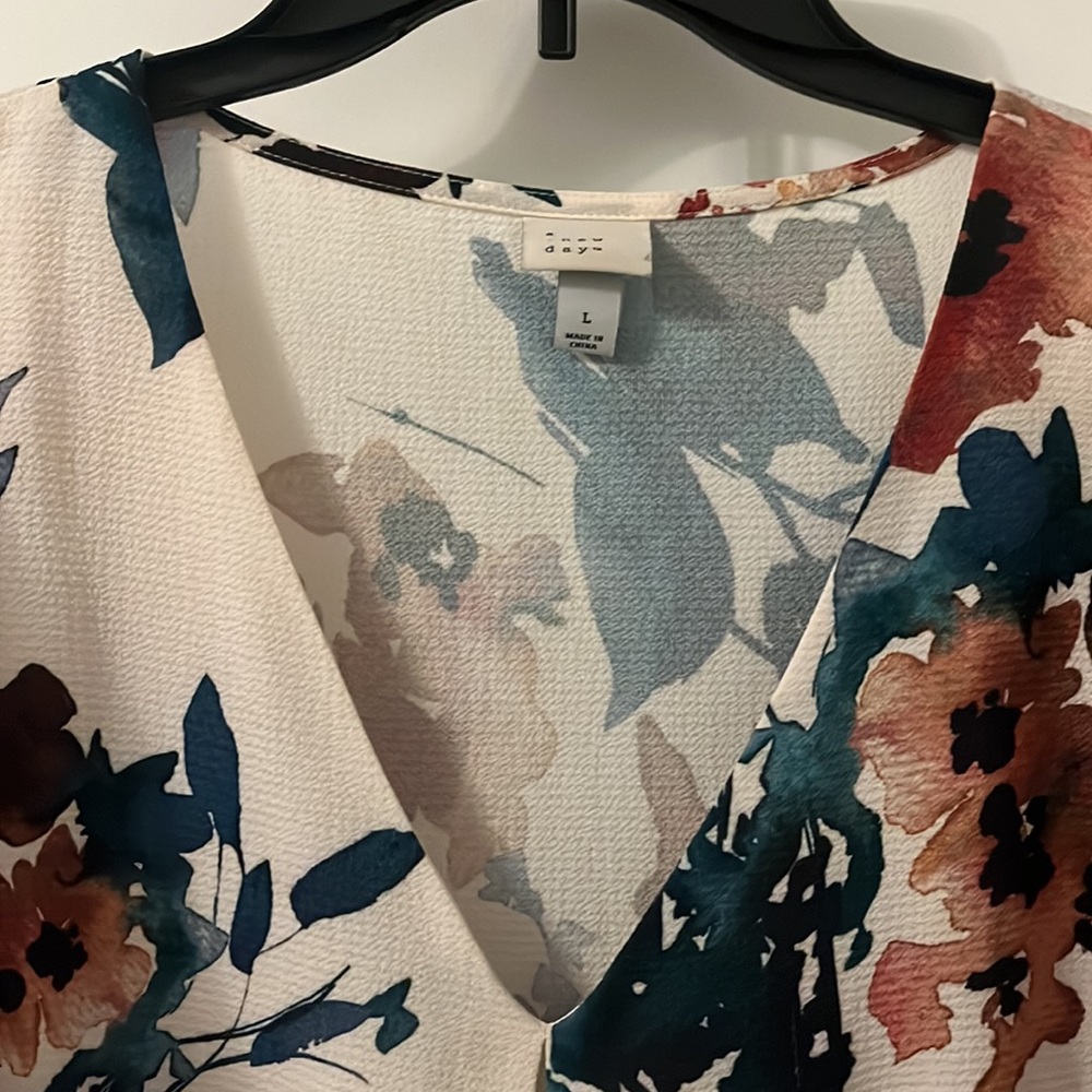 Floral v neck - Picture 2 of 3